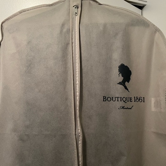 Long emerald green fitted dress with ruffled detailed straps - Picture 8 of 9